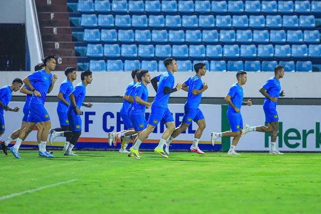 Đội tuyển Malaysia xuất hiện &lsquo;bắt mắt&rsquo; tr&ecirc;n s&acirc;n Thi&ecirc;n Trường, b&aacute;o ch&iacute; &lsquo;ở nh&agrave;&rsquo; n&oacute;ng l&ograve;ng&hellip;- Ảnh 2.