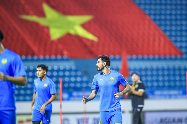 Đội tuyển Malaysia xuất hiện &lsquo;bắt mắt&rsquo; tr&ecirc;n s&acirc;n Thi&ecirc;n Trường, b&aacute;o ch&iacute; &lsquo;ở nh&agrave;&rsquo; n&oacute;ng l&ograve;ng&hellip;- Ảnh 6.