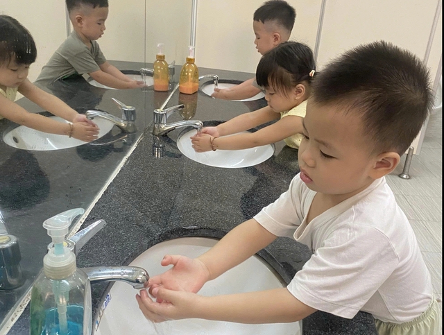 8 ca tay ch&acirc;n miệng tử vong: Trường học TP.HCM l&agrave;m g&igrave;? - Ảnh 13.