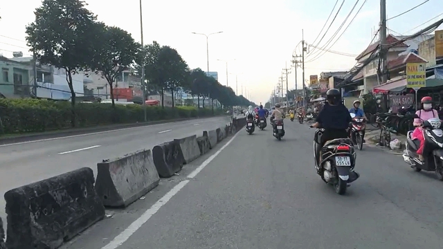 Ngại đường v&ograve;ng, xe m&aacute;y liều đi ngược chiều quốc lộ bị CSGT TP.HCM xử phạt - Ảnh 2.