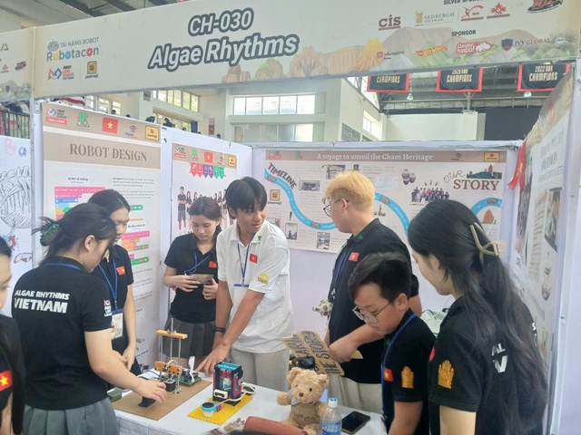 Nh&oacute;m 10 bạn nhỏ v&ocirc; địch cuộc thi về STEM robotics - Ảnh 1.