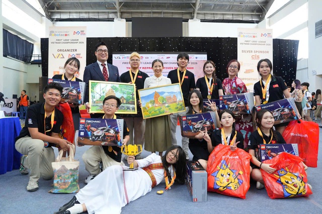 Nh&oacute;m 10 bạn nhỏ v&ocirc; địch cuộc thi về STEM robotics - Ảnh 2.