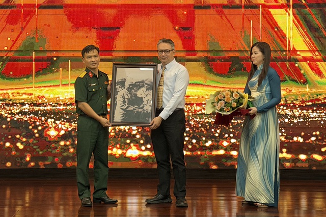 Kỷ vật 'xuy&ecirc;n thế kỷ' của người thợ Ba Son lần đầu trưng b&agrave;y tại TP.HCM- Ảnh 1.