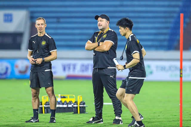 Đội tuyển Malaysia xuất hiện &lsquo;bắt mắt&rsquo; tr&ecirc;n s&acirc;n Thi&ecirc;n Trường, b&aacute;o ch&iacute; &lsquo;ở nh&agrave;&rsquo; n&oacute;ng l&ograve;ng&hellip;- Ảnh 5.