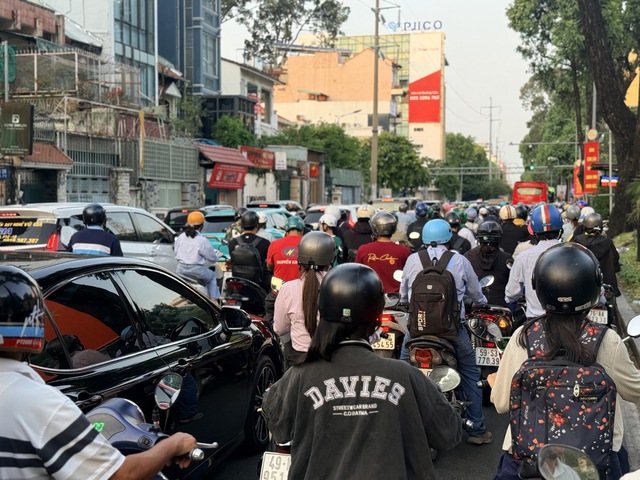 &Ocirc; t&ocirc; v&agrave;o l&agrave;n hỗn hợp &ugrave;n ứ g&acirc;y tranh c&atilde;i: Đ&uacute;ng luật nhưng c&oacute; 'đ&uacute;ng t&igrave;nh'? - Ảnh 2.