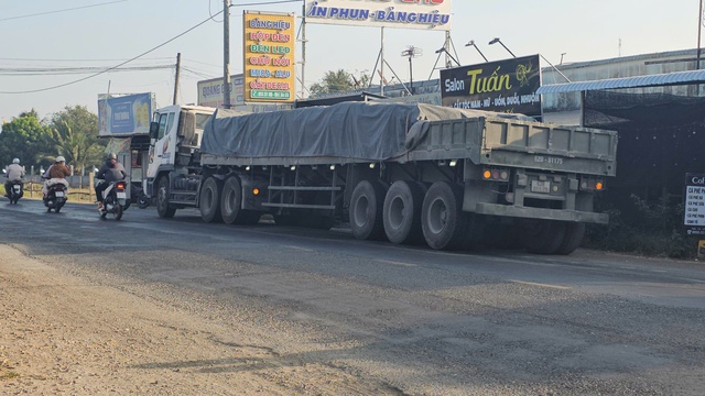 Tai nạn giao th&ocirc;ng nghi&ecirc;m trọng tr&ecirc;n Quốc lộ 62 khiến nam thanh ni&ecirc;n tử vong - Ảnh 2.