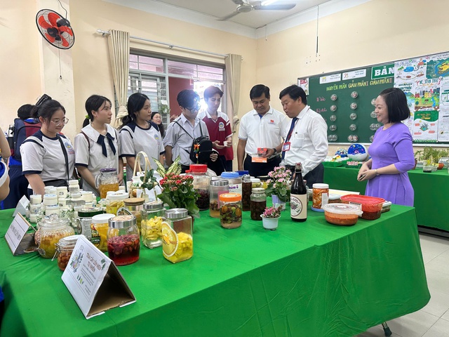 Trường học giúp học sinh định vị bản thân qua hướng nghiệp - Ảnh 1.