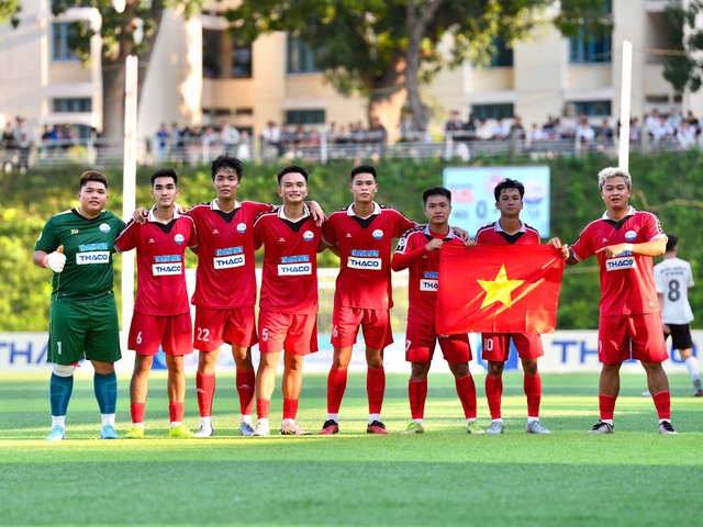 Đội b&oacute;ng Trường ĐH Thủy lợi nhận thưởng hơn 1 tỉ đồng, cầu thủ đ&oacute;n 'mưa' học bổng- Ảnh 1.