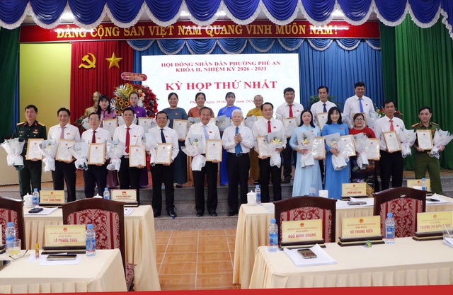 HĐND phường Ph&uacute; An kiện to&agrave;n nh&acirc;n sự chủ chốt tại kỳ họp thứ nhất kh&oacute;a II - Ảnh 2.