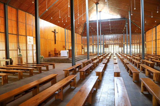 Nhà thờ Ka Đơn - khi kiến trúc thánh ‘lắng nghe’ tiếng nói của núi rừng- Ảnh 2. Nhà thờ Ka Đơn - khi kiến trúc thánh ‘lắng nghe’ tiếng nói của núi rừng- Ảnh 2.