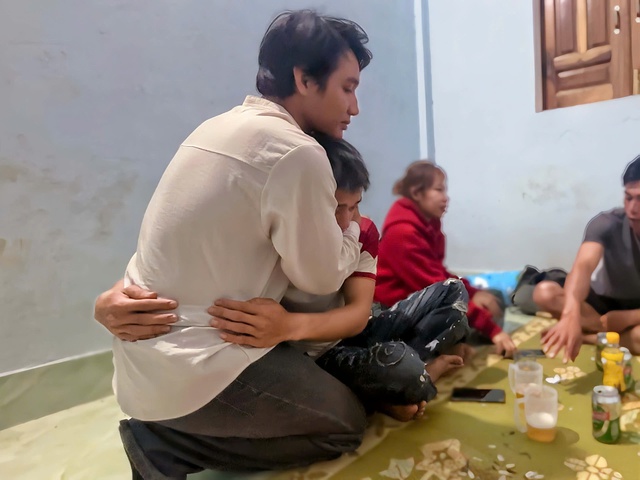 Cuộc gặp gỡ x&uacute;c động sau gần 20 năm xa c&aacute;ch của 2 anh em- Ảnh 5.