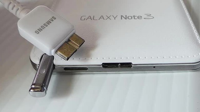 Trước USB-C, điện thoại từng dùng những cổng sạc 'dị' đến mức nào? - Ảnh 3.