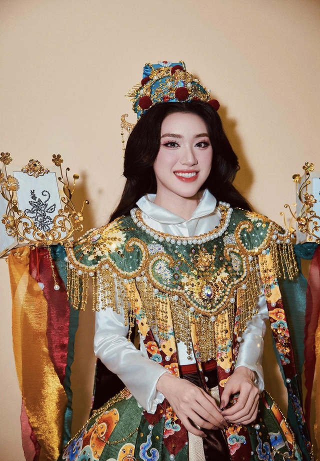 Nhà thiết kế 17 tuổi thắng giải tại Miss World Vietnam 2025 là ai? - Ảnh 2.