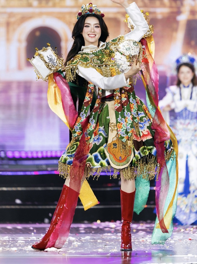 Nhà thiết kế 17 tuổi thắng giải tại Miss World Vietnam 2025 là ai? - Ảnh 1.
