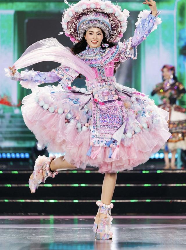 Nhà thiết kế 17 tuổi thắng giải tại Miss World Vietnam 2025 là ai? - Ảnh 4.