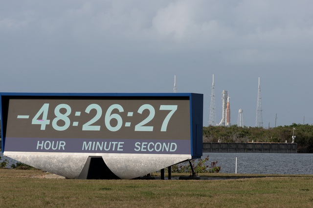 NASA bắt đầu đếm ngược ph&oacute;ng t&agrave;u c&oacute; người l&aacute;i l&ecirc;n mặt trăng - Ảnh 2.