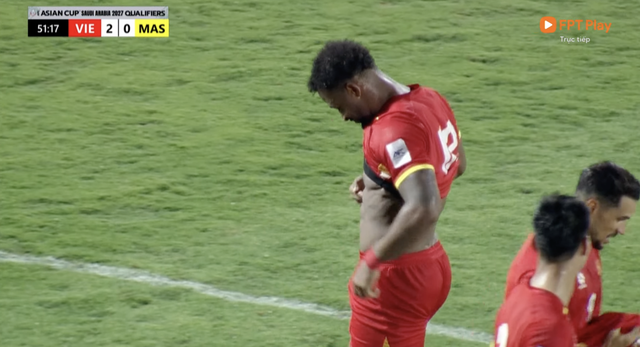 Màn ăn mừng 'đanh đá' của Xuân Son, người xem rất sướng- Ảnh 2. Màn ăn mừng 'đanh đá' của Xuân Son, người xem rất sướng- Ảnh 2.