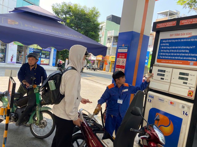 Xăng sinh học E10: Tuyệt chi&ecirc;u tiết kiệm của d&acirc;n văn ph&ograve;ng v&agrave; sinh vi&ecirc;n - Ảnh 2.