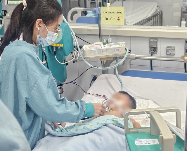 B&aacute;c sĩ cảnh b&aacute;o dấu hiệu tay ch&acirc;n miệng nguy hiểm hơn nổi ban v&agrave; lo&eacute;t miệng - Ảnh 1.