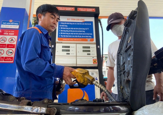 Xăng sinh học E10: Tuyệt chi&ecirc;u tiết kiệm của d&acirc;n văn ph&ograve;ng v&agrave; sinh vi&ecirc;n - Ảnh 1.