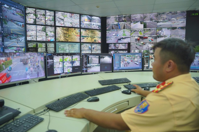 Kh&ocirc;ng c&oacute; CSGT, camera AI ở TP.HCM vẫn '&acirc;m thầm' ghi h&igrave;nh, phạt nguội h&agrave;ng loạt - Ảnh 1.