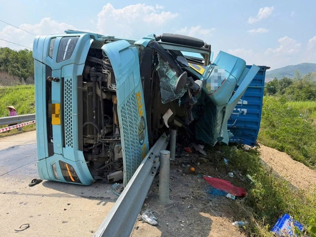 Va chạm giữa xe đầu kéo và xe máy, 3 người tử vong - Ảnh 1.