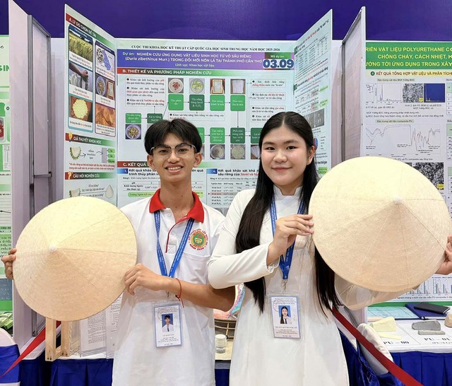 Học sinh biến vỏ sầu ri&ecirc;ng th&agrave;nh giấy chằm n&oacute;n l&aacute; - Ảnh 1.