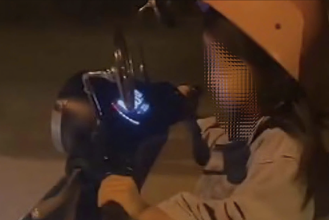 Bé gái 5 tuổi điều khiển xe máy điện gây xôn xao - Ảnh 1.