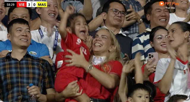 Màn ăn mừng 'đanh đá' của Xuân Son, người xem rất sướng- Ảnh 3. Màn ăn mừng 'đanh đá' của Xuân Son, người xem rất sướng- Ảnh 3.