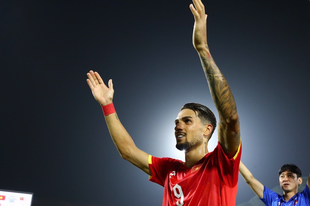 Trong đ&ecirc;m Thi&ecirc;n Trường rực s&aacute;ng, Xu&acirc;n Son v&agrave; Ho&agrave;ng H&ecirc;n lại t&igrave;m thấy nhau- Ảnh 3.