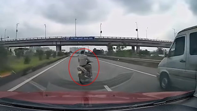 Nam thanh ni&ecirc;n đầu trần, l&aacute;i xe m&aacute;y lạng l&aacute;ch đ&aacute;nh v&otilde;ng tr&ecirc;n cao tốc - Ảnh 1.