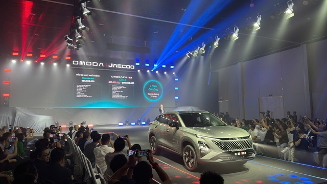 Omoda C5 hybrid vừa xuất hiện, bản cũ đ&atilde; giảm gi&aacute; 'sập s&agrave;n' - Ảnh 1.
