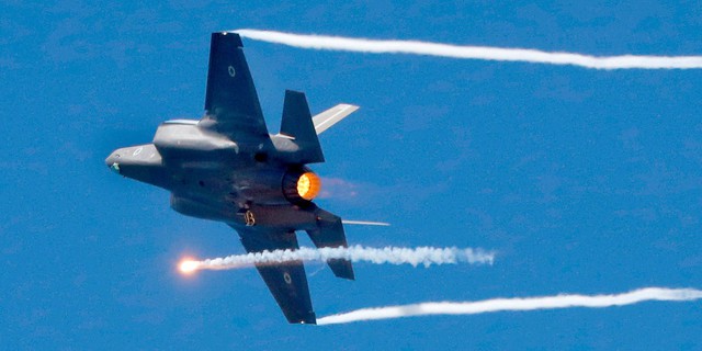 Tiêm kích F-35 Israel bắn hạ máy bay Yak-130, tàu Iran bị tàu ngầm tấn công - Ảnh 1.