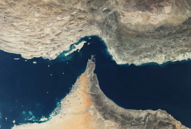 B&ecirc;n trong si&ecirc;u du thuyền mắc kẹt tr&ecirc;n biển giữa chiến sự Trung Đ&ocirc;ng- Ảnh 3.