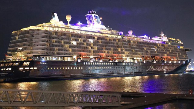 B&ecirc;n trong si&ecirc;u du thuyền mắc kẹt tr&ecirc;n biển giữa chiến sự Trung Đ&ocirc;ng- Ảnh 1.