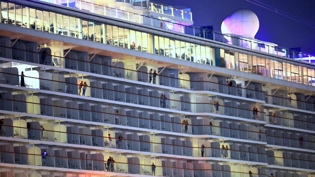 B&ecirc;n trong si&ecirc;u du thuyền mắc kẹt tr&ecirc;n biển giữa chiến sự Trung Đ&ocirc;ng- Ảnh 2.