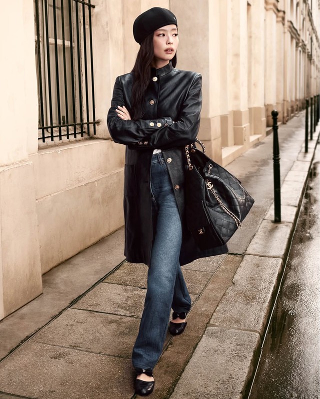 Phá cách cùng túi xách bản to, chiếm trọn tâm điểm phố đông - Ảnh 2.