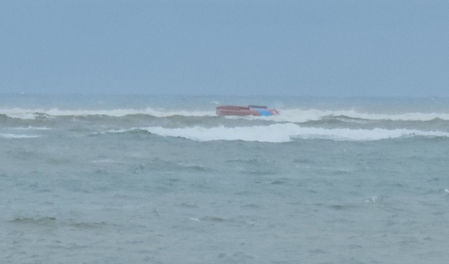 Quảng Trị: Lật tàu cá cách bờ 100 m tại biển Nhật Lệ, 1 người tử vong- Ảnh 1. Quảng Trị: Lật tàu cá cách bờ 100 m tại biển Nhật Lệ, 1 người tử vong- Ảnh 1.