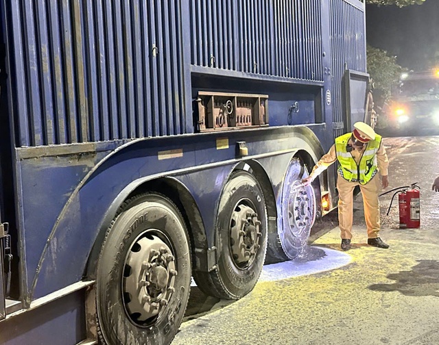 Xe đầu k&eacute;o chở nhiều &ocirc; t&ocirc; con bị ch&aacute;y b&aacute;nh, CSGT Huế kịp thời ứng cứu- Ảnh 1.