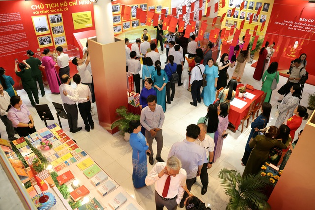 Cần Thơ trưng bày nhiều tư liệu, sách về bầu cử Quốc hội và HĐND - Ảnh 2.