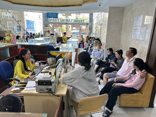 Khách xếp hàng chờ mua vàng khi giá giảm - Ảnh 3.