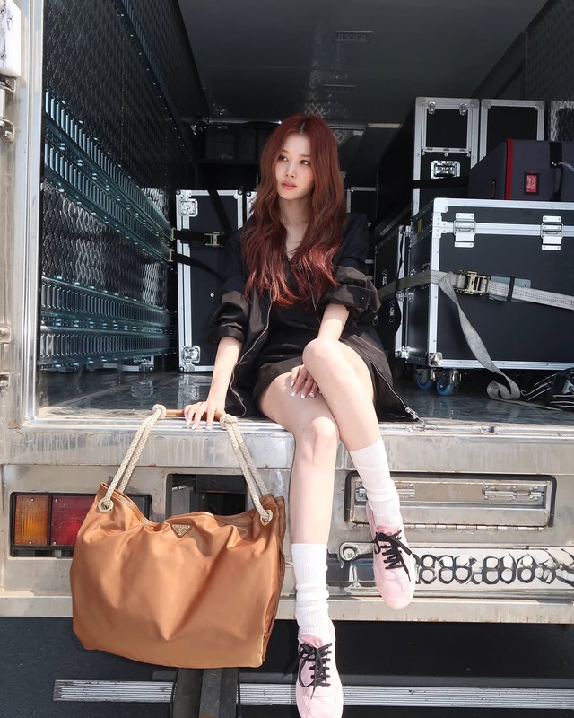 Phá cách cùng túi xách bản to, chiếm trọn tâm điểm phố đông - Ảnh 3.