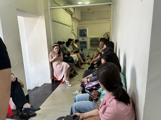 Khách xếp hàng chờ mua vàng khi giá giảm - Ảnh 2.