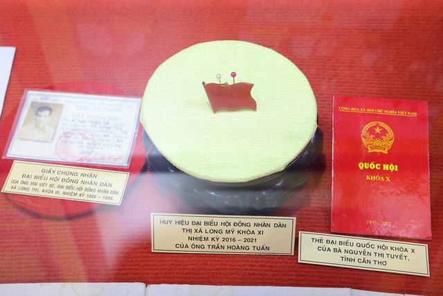 Cần Thơ trưng bày nhiều tư liệu, sách về bầu cử Quốc hội và HĐND - Ảnh 3.