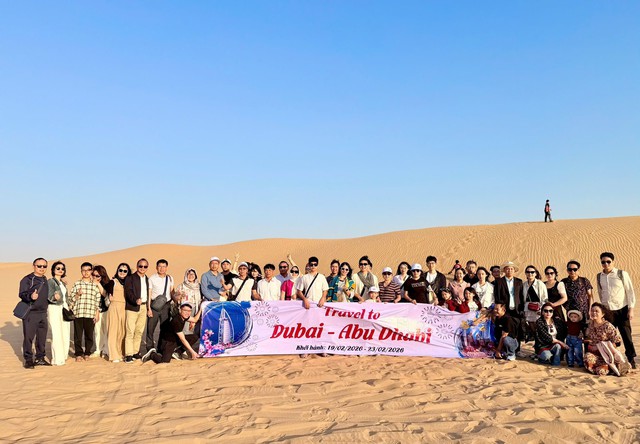 Đón đoàn khách Việt từ Dubai trở về Việt Nam - Ảnh 2.