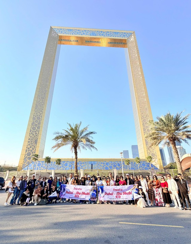 Đón đoàn khách Việt từ Dubai trở về Việt Nam - Ảnh 1.