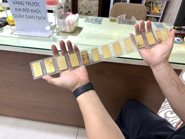 Khách xếp hàng chờ mua vàng khi giá giảm - Ảnh 7.