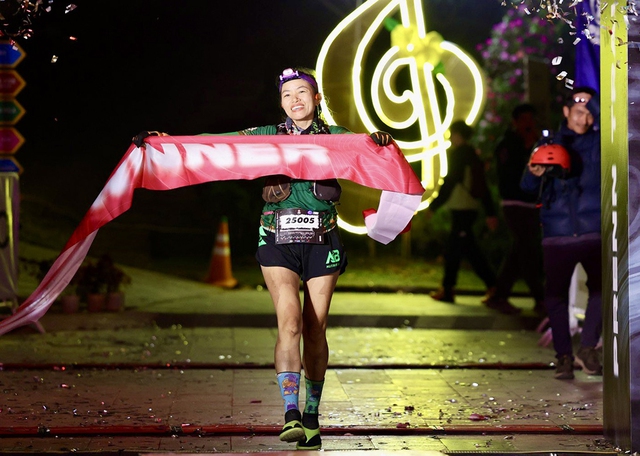 Chạy siêu địa hình bằng đôi dép đặc biệt - Ảnh 1.