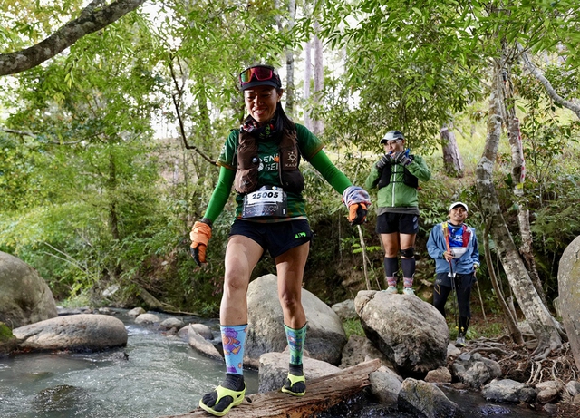 Chạy siêu địa hình bằng đôi dép đặc biệt - Ảnh 2.