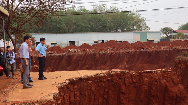 Hạ nền đường ĐT . 753 Làm nhiều nhà dân chênh vênh , 8 hộ được hỗ trợ nơi ở tạm - Ảnh 4. Hạ nền đường ĐT . 753 Làm nhiều nhà dân chênh vênh , 8 hộ được hỗ trợ nơi ở tạm - Ảnh 4.